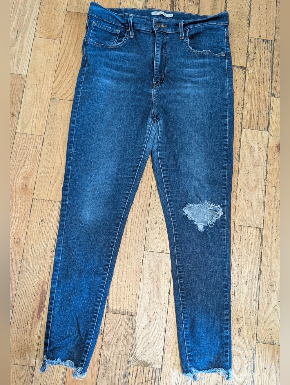 Levi's Mile high Super Skinny Jeans with Distressed Knee Sz 32 Ladies *